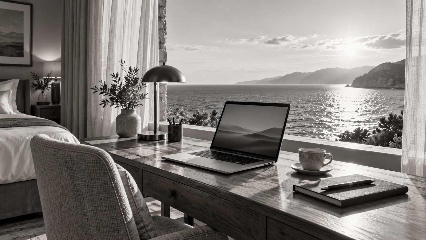 Escritorio con un portátil frente al mar