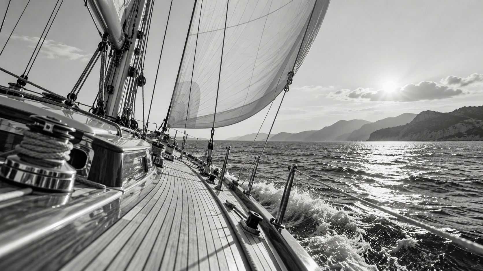Velero navegando con la vela desplegada