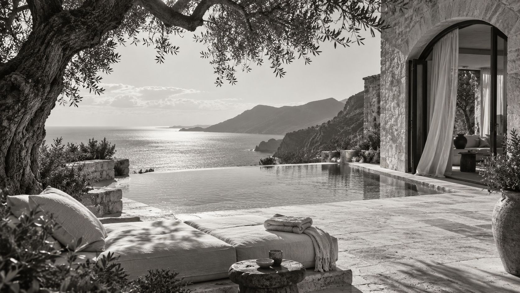 Terraza con piscina y olivo frente al mar